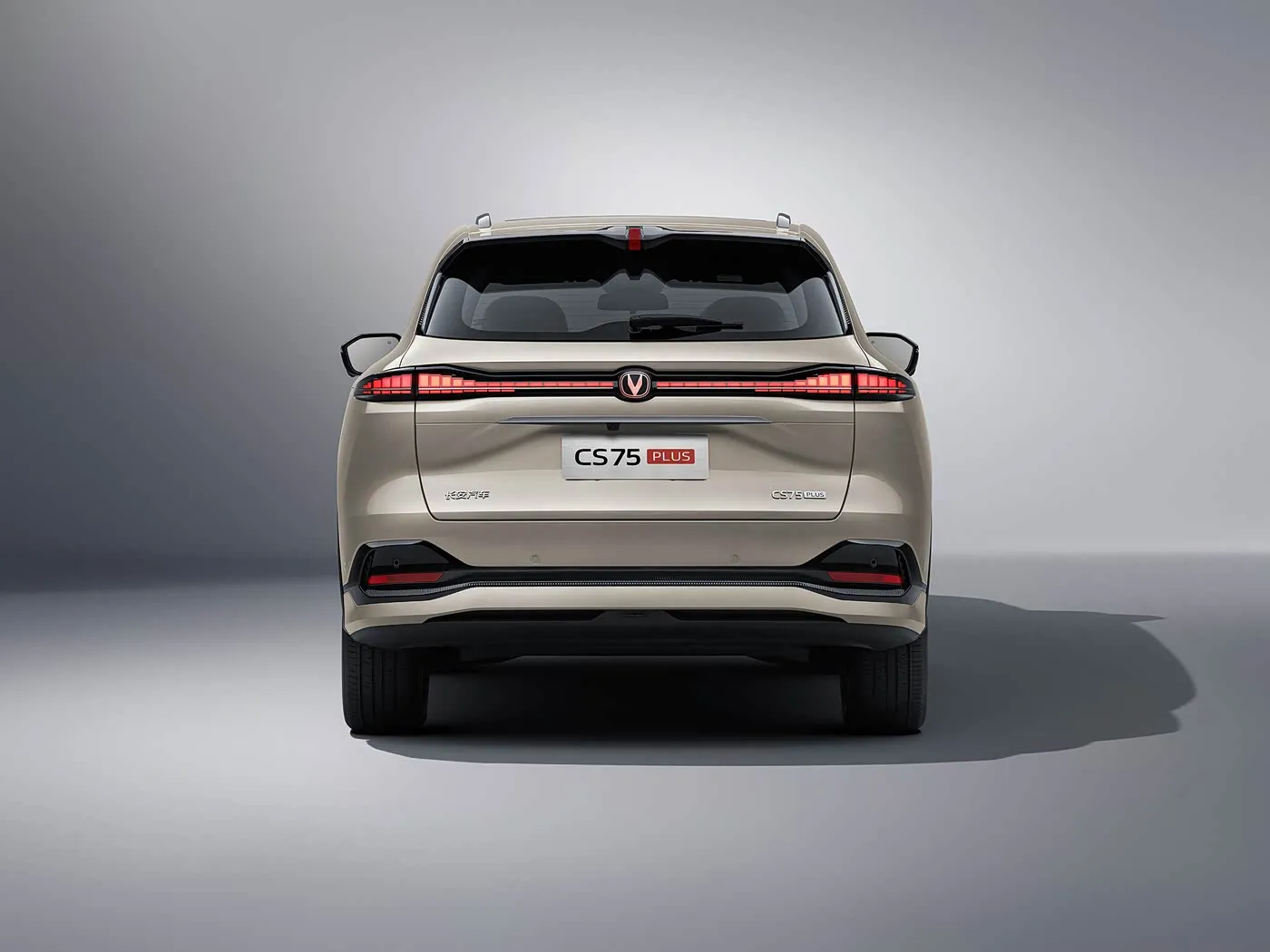 Changan CS75 PLUS 1,5T/2,0T L2,5 Assist, 15,6" Dokunmatik Ekran ve uzun dingil mesafesine sahip Kompakt SUV