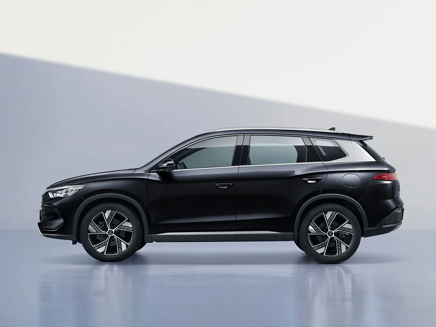 BYD Song Pro DM-i Uzun Menzilli Hibrit YENİ ENERJİ Aracı ile Kompakt PHEV SUV