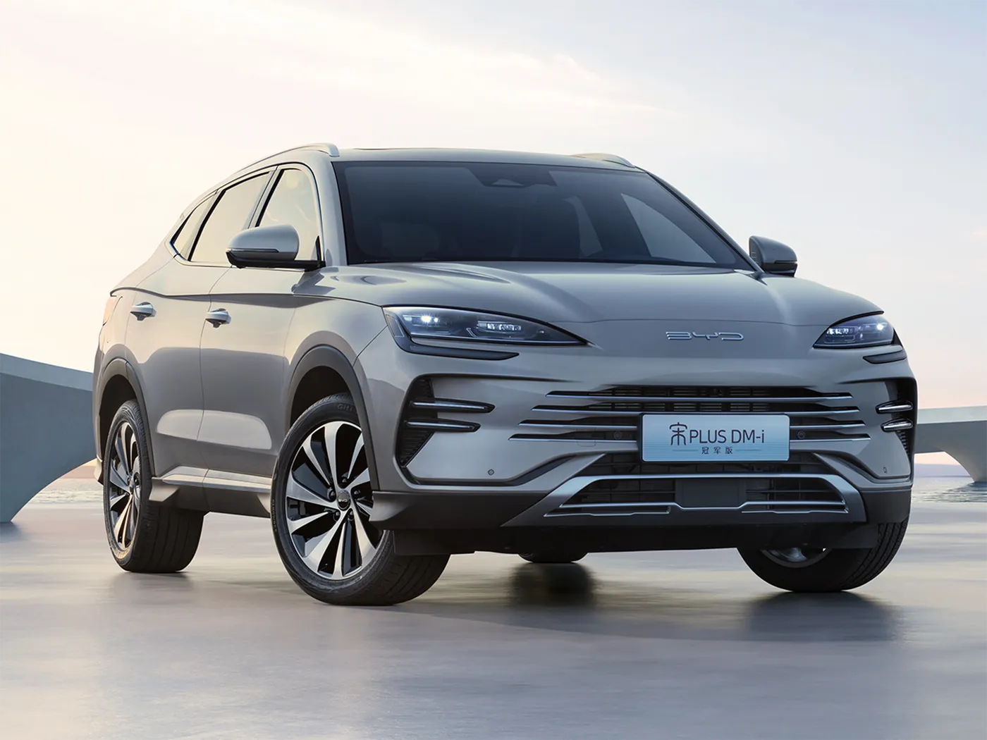 BYD Song Plus SUV Arka Kameralı Otomatik AWD Deri Koltuklar Hibrit Yakıtlı Sol Direksiyon