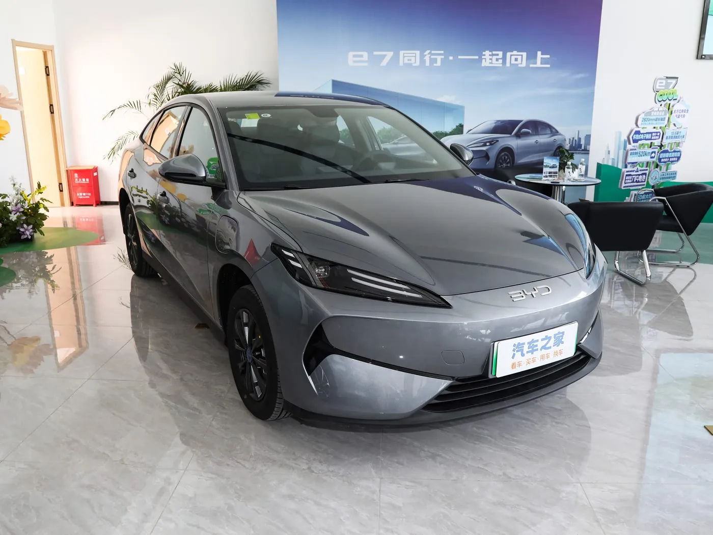 Yeni Model BYD E7 EV Araba 150km/saat Maksimum Hız 136HP 180Nm Tork 5 Kişilik Elektrikli Araç