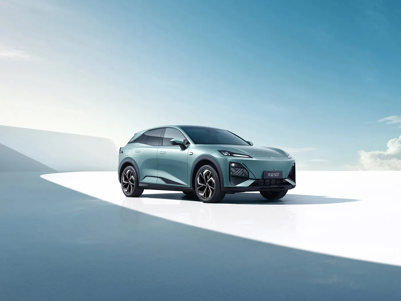 Deepal S07 yeni enerji aracı Premium SUV Genişletilmiş Menzilli/EV Uzun Menzilli Dingil Mesafesi 5 koltuk İnç Ekran