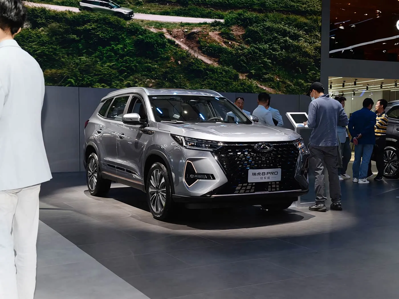 Chery Tiggo 8 Pro Lüks Aile SUV Otomatik Şanzıman Arka Kamera R18 Sol Benzin Koyu Deri Koltuklar Euro VI Emisyon AWD