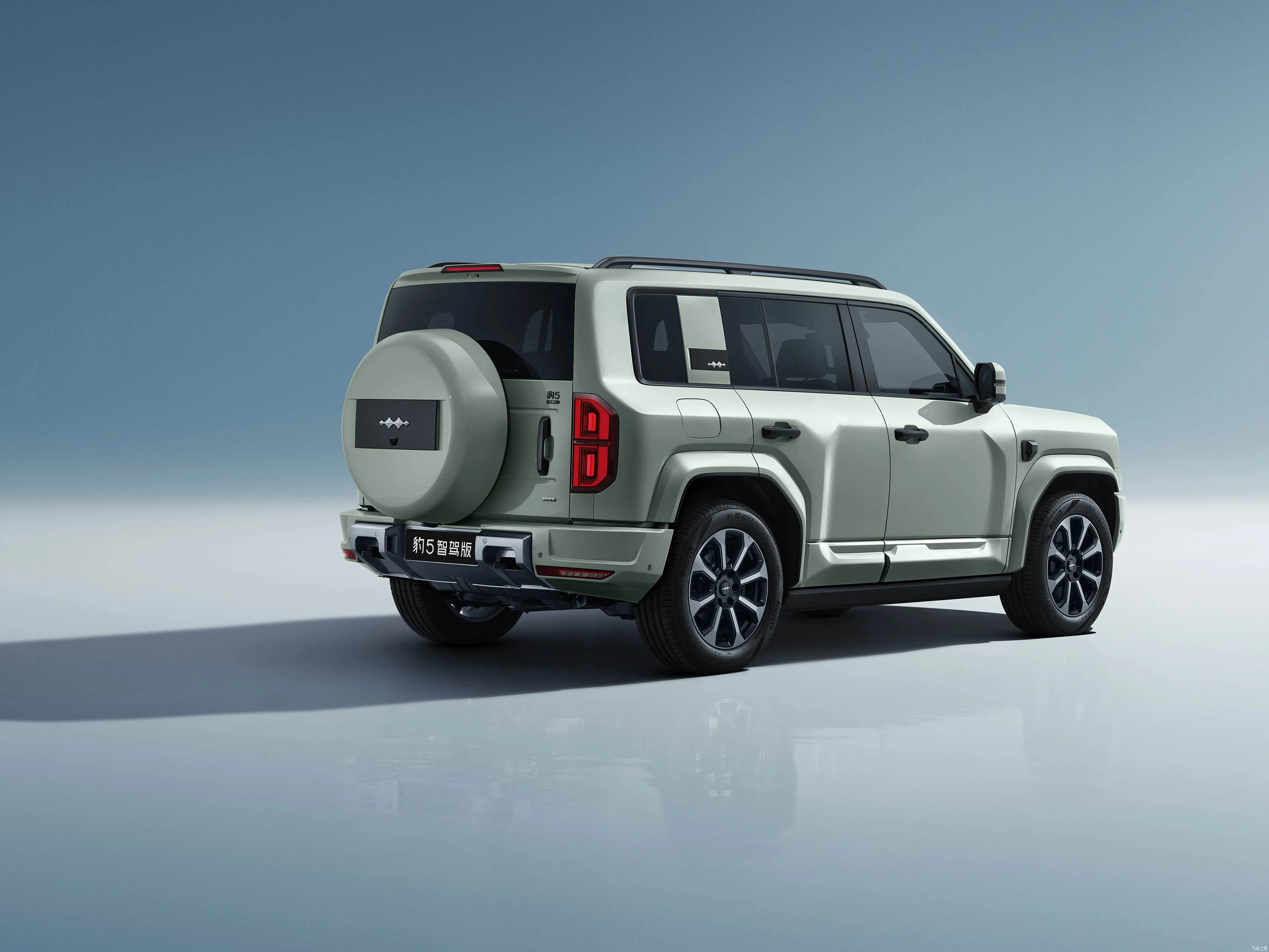 Premium BYD Leopard 5 Hibrit PHEV Off-Road SUV, 15,6" Ekranlı 4x4 Çekişli 4WD 83L Yakıt Deposu