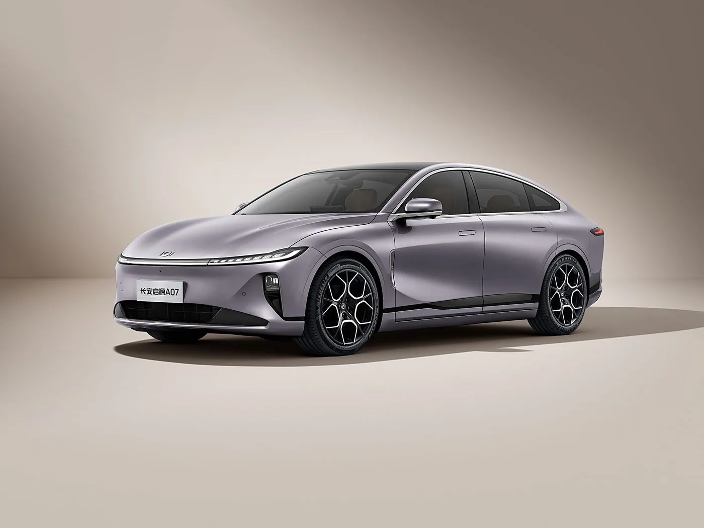 Changan Qiyuan A07 Hibrit EV Sedan Çin'den Yeni Enerji Aracı 1200km Menzil Otomatik Şanzıman 5 Koltuk 175Km/h Hız R19 Lastik Boyutu