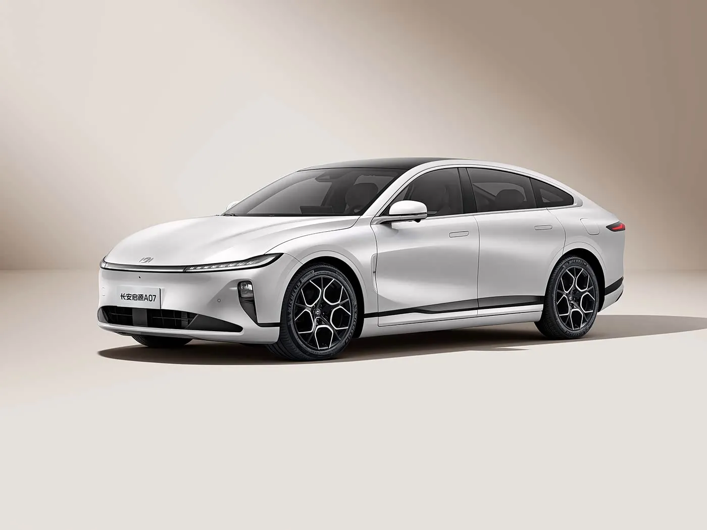 Changan Qiyuan A07 Hibrit EV Sedan Çin'den Yeni Enerji Aracı 1200km Menzil Otomatik Şanzıman 5 Koltuk 175Km/h Hız R19 Lastik Boyutu