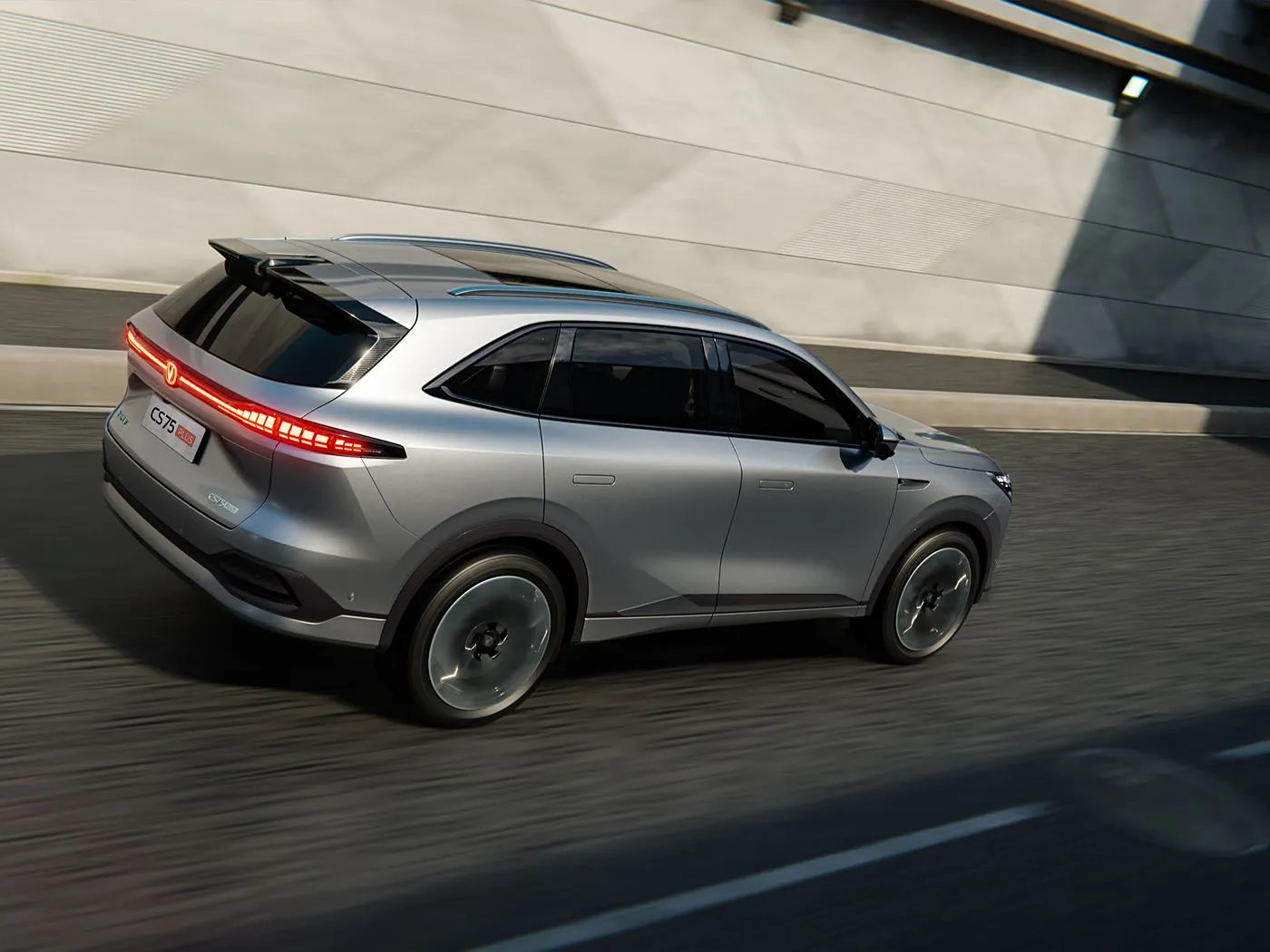 Changan CS75 PLUS 1,5T/2,0T L2,5 Assist, 15,6" Dokunmatik Ekran ve uzun dingil mesafesine sahip Kompakt SUV