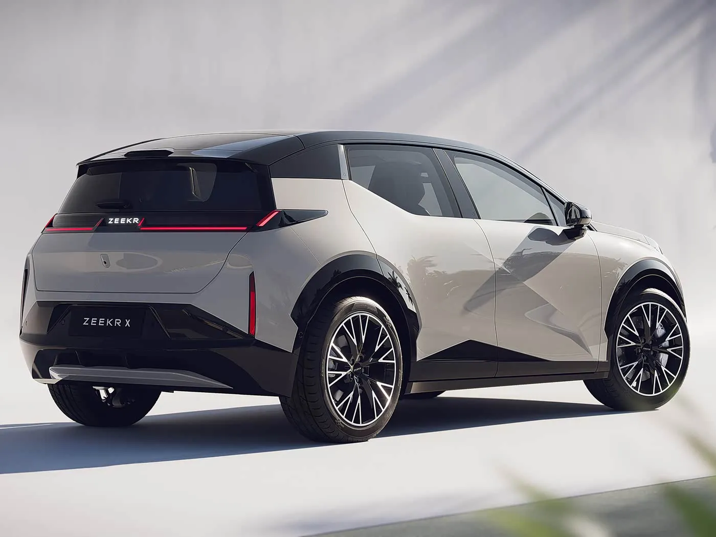 Paranın Karşılığında En İyi SUV Değeri Zeekr X Elektrikli Yeni Enerji Aracı 190 km/s Hız Yeteneği Uygun Bütçeyle Çok Yönlü Performans