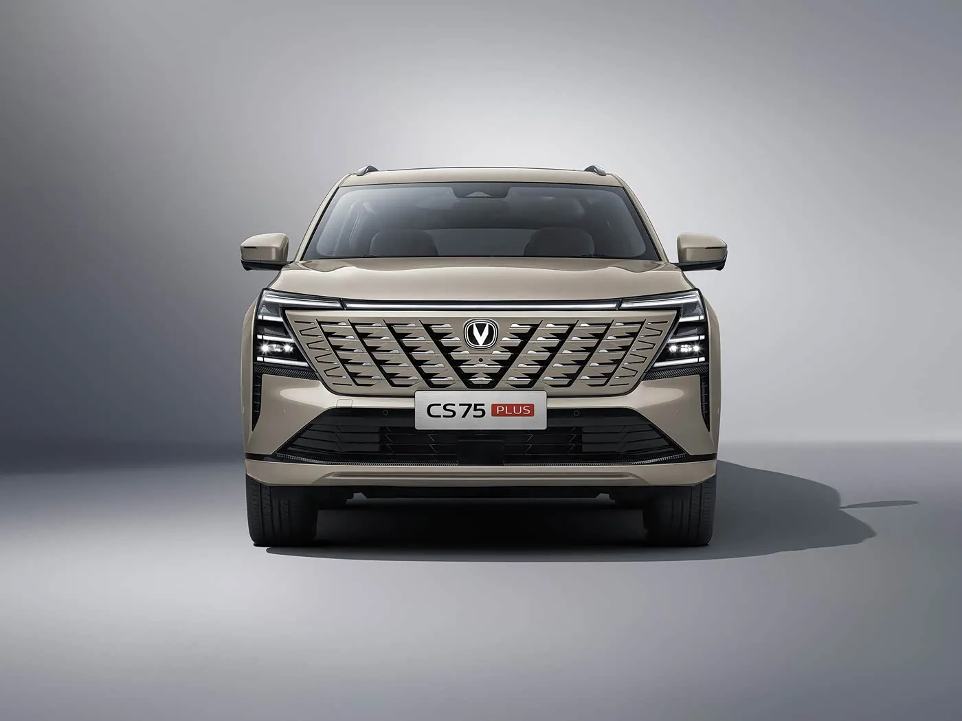Changan CS75 PLUS 1,5T/2,0T L2,5 Assist, 15,6" Dokunmatik Ekran ve uzun dingil mesafesine sahip Kompakt SUV