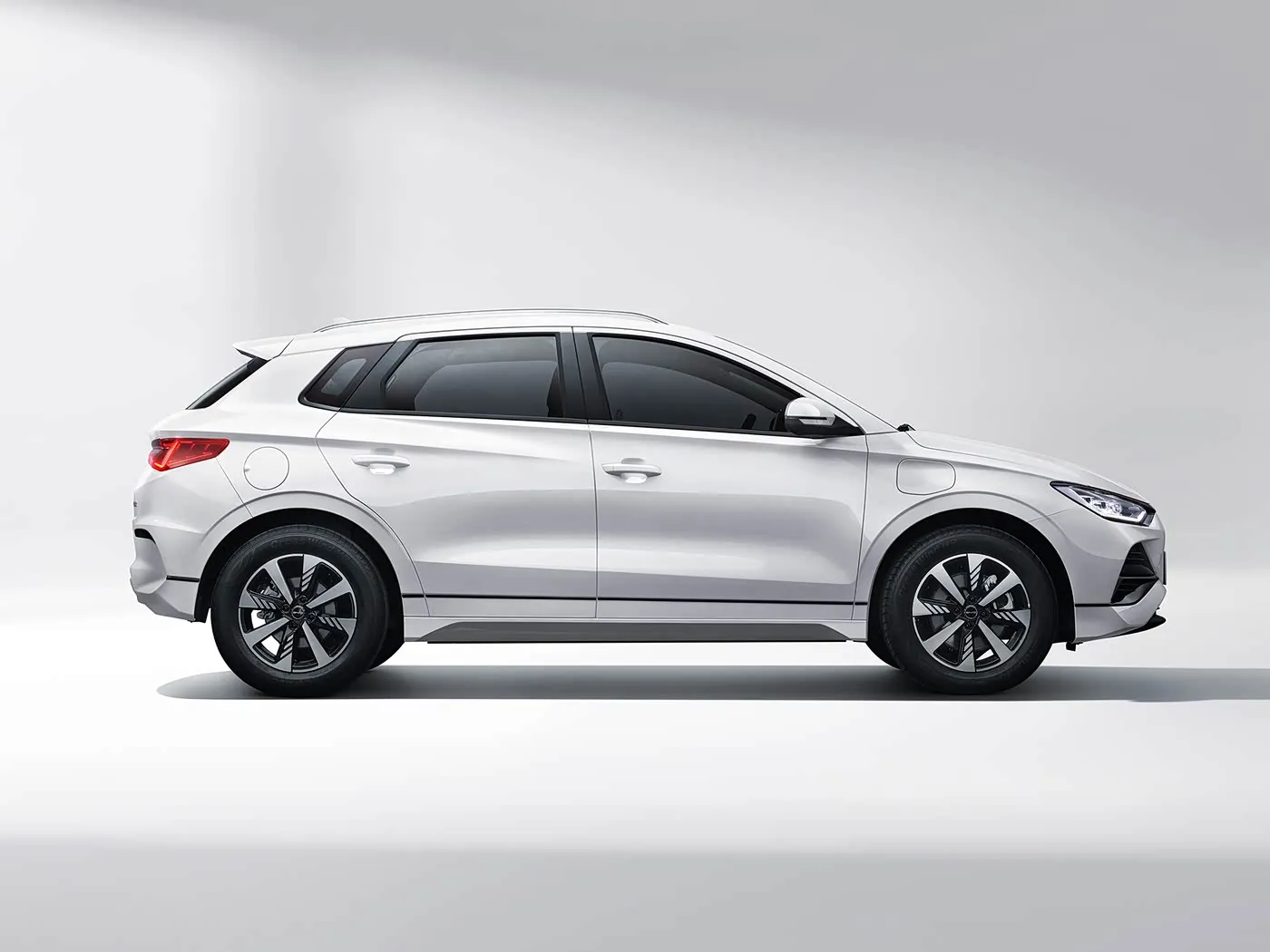 BYD E2 Lüks Elektrikli EV Sedan SUV Hatchback Lityum Pil Motorlu Sol Direksiyonlu Araba Çin'in Yeni Enerji Aracı