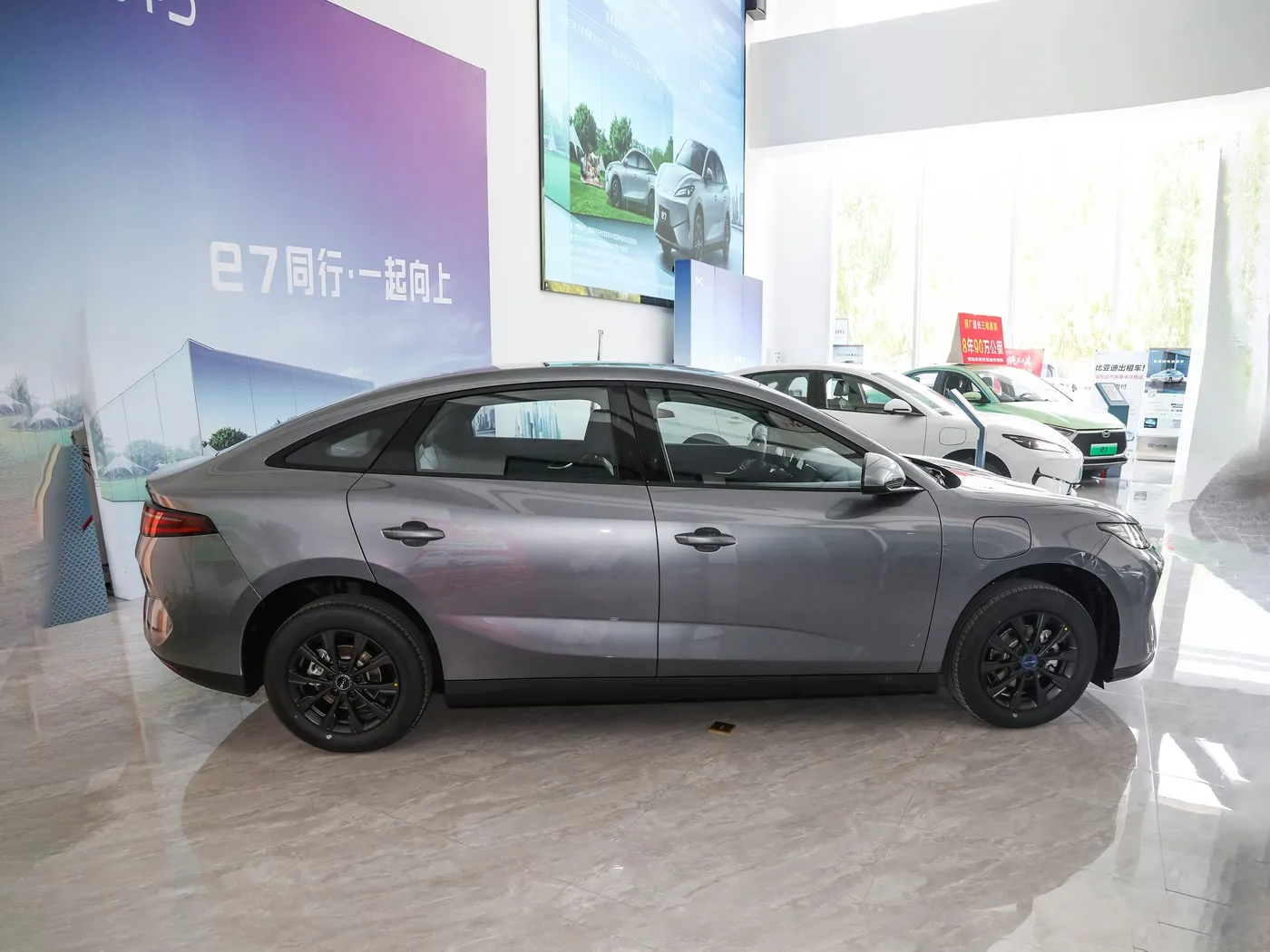 Yeni Model BYD E7 EV Araba 150km/saat Maksimum Hız 136HP 180Nm Tork 5 Kişilik Elektrikli Araç