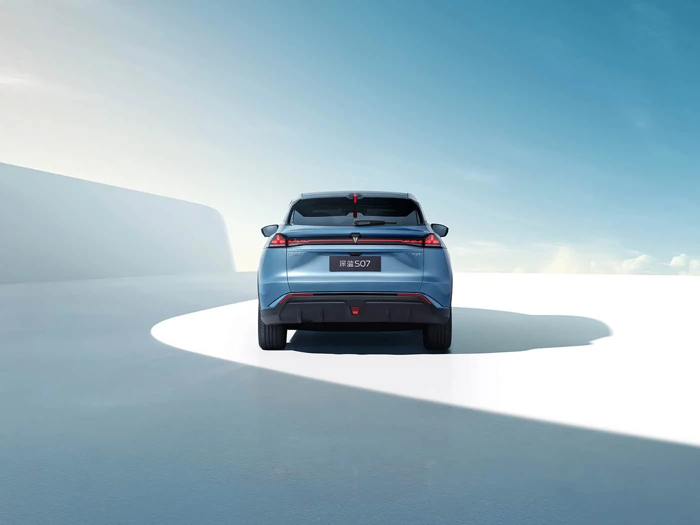 Deepal S07 yeni enerji aracı Premium SUV Genişletilmiş Menzilli/EV Uzun Menzilli Dingil Mesafesi 5 koltuk İnç Ekran