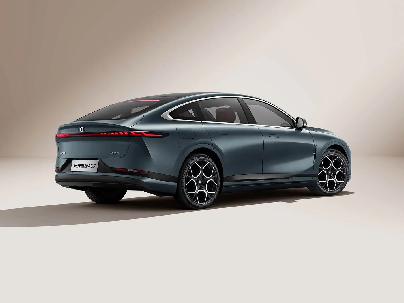 Changan Qiyuan A07 Hibrit EV Sedan Çin'den Yeni Enerji Aracı 1200km Menzil Otomatik Şanzıman 5 Koltuk 175Km/h Hız R19 Lastik Boyutu