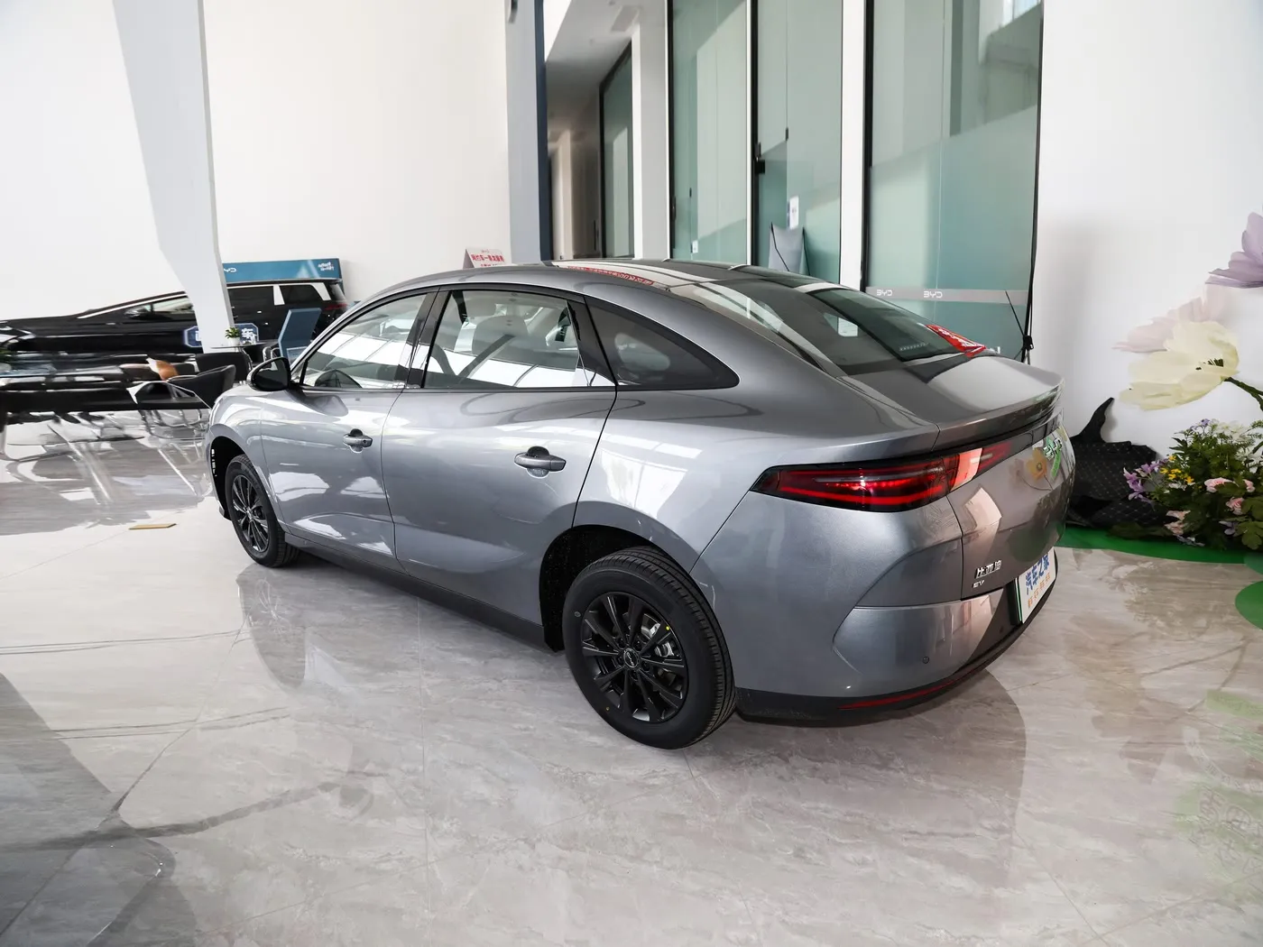 Yeni Model BYD E7 EV Araba 150km/saat Maksimum Hız 136HP 180Nm Tork 5 Kişilik Elektrikli Araç