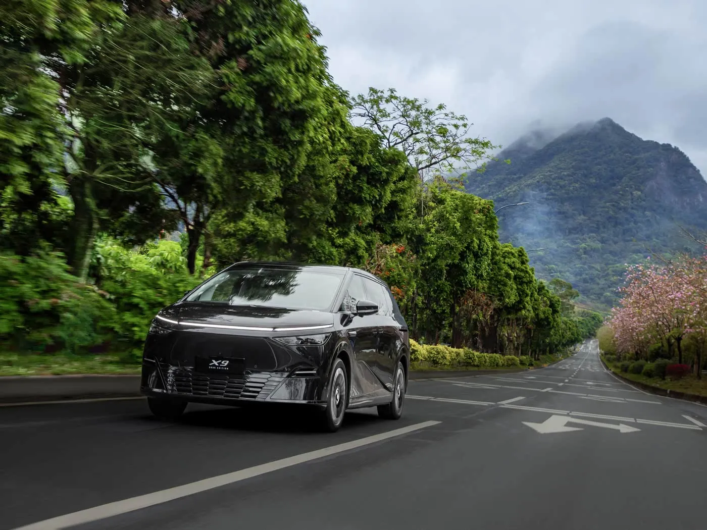 Xpeng X9 Uzun Menzilli MPV SUV Saf Elektrikli Sol Direksiyon Rekabetçi Fiyatlı Yeni Enerji Aracı