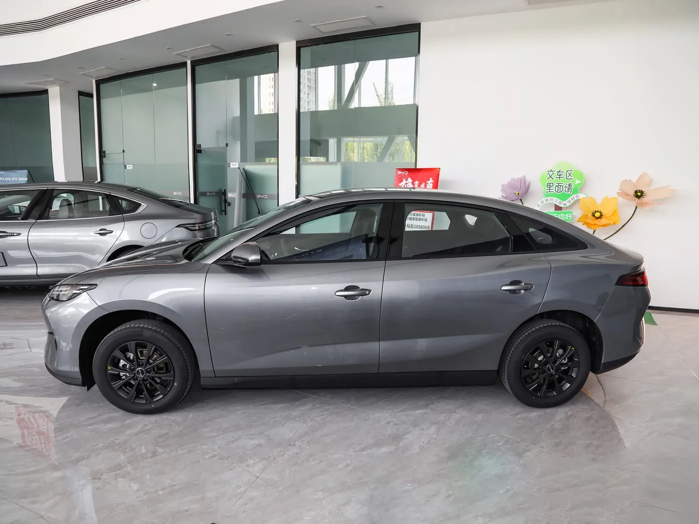 Yeni Model BYD E7 EV Araba 150km/saat Maksimum Hız 136HP 180Nm Tork 5 Kişilik Elektrikli Araç