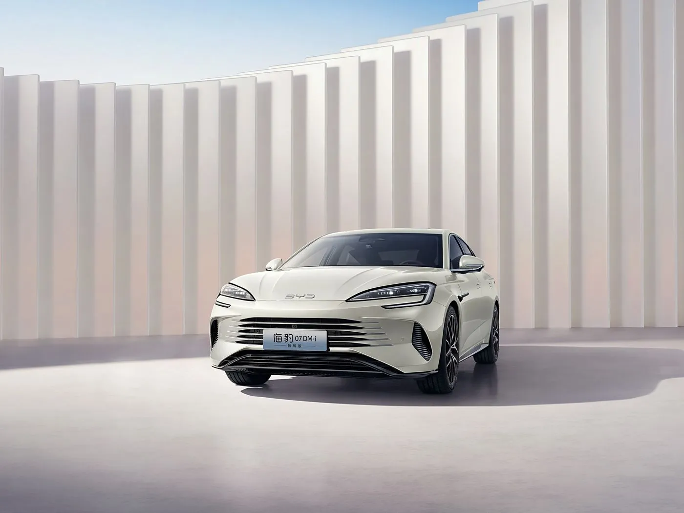 BYD Seal 07 DM-i Elektrikli SUV EV Motorlu Yüksek Hızlı Otomatik Sedan 4 Kişilik Soldan Direksiyonlu Yeni Enerji Aracı Özellikleri
