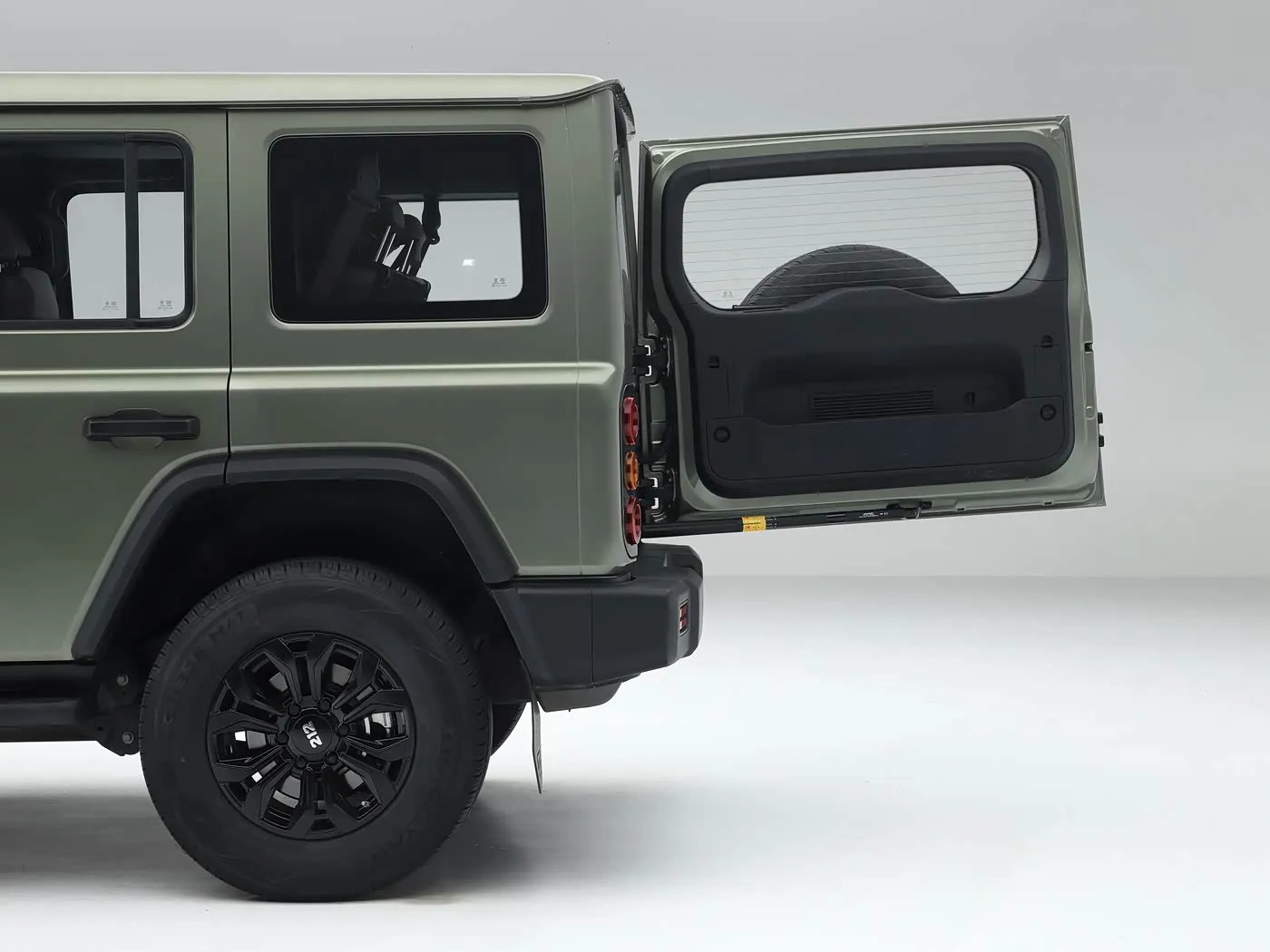 2025 BAIC 212 T01 Sağlam 4WD Kompakt SUV Benzinli/Dizel 8AT ve Deri İç Isıtmalı Deri Direksiyon Uzun Dingil Mesafesi