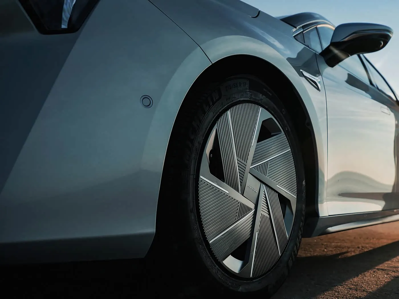 AION RT Elektrikli SUV Soldan Direksiyon Yüksek Hızlı EV Otomatik Vites Kutusu Hibrid Mini Seviye Sedan Yetişkinler için Yeni Enerji Aracı