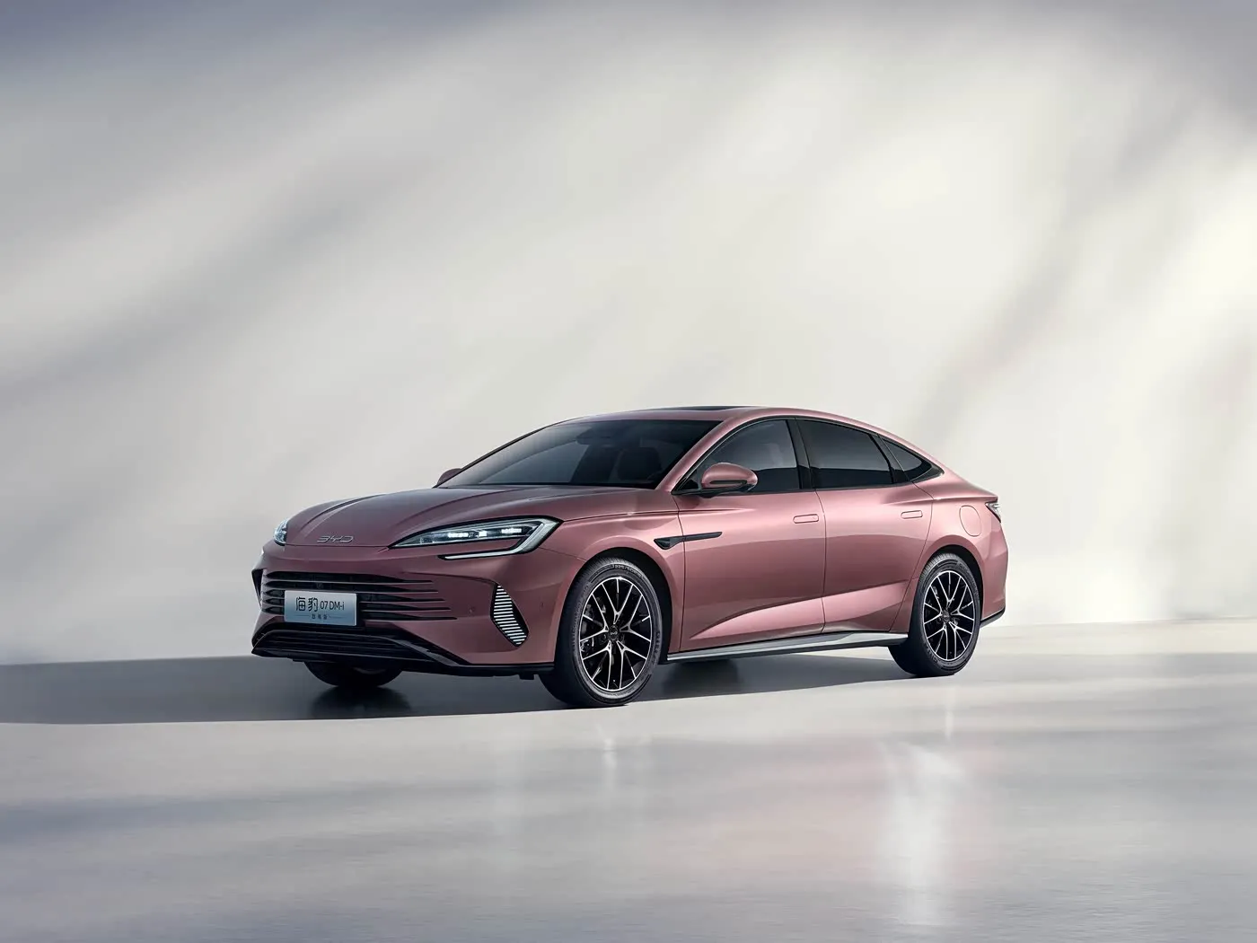BYD Seal 07 DM-i Elektrikli SUV EV Motorlu Yüksek Hızlı Otomatik Sedan 4 Kişilik Soldan Direksiyonlu Yeni Enerji Aracı Özellikleri