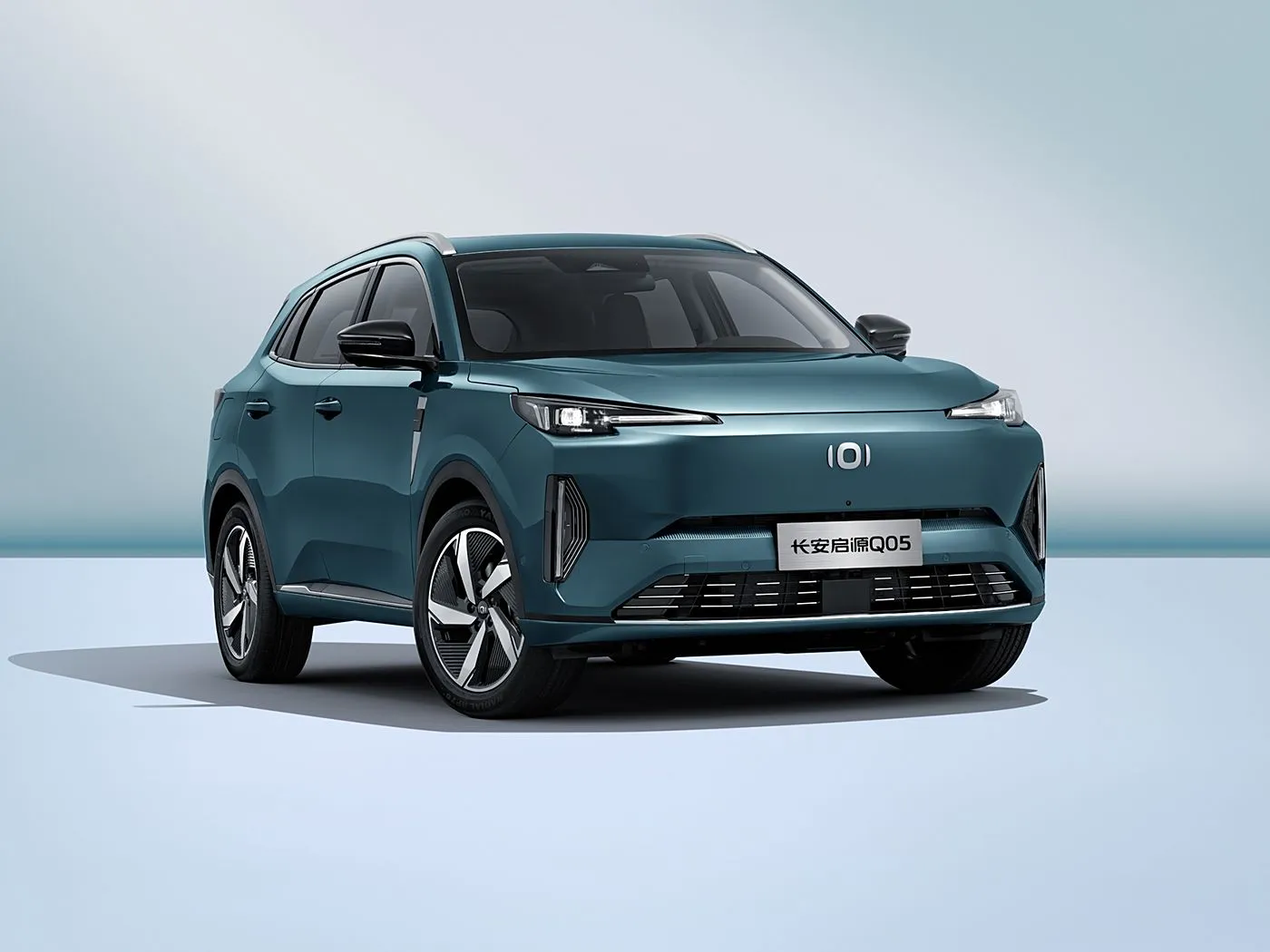 Changan NEVO Q05 Hibrit Elektrikli SUV Uzun Menzilli Otomatik Şanzıman 5 Kapılı 5 Koltuklu Deri İç Sol