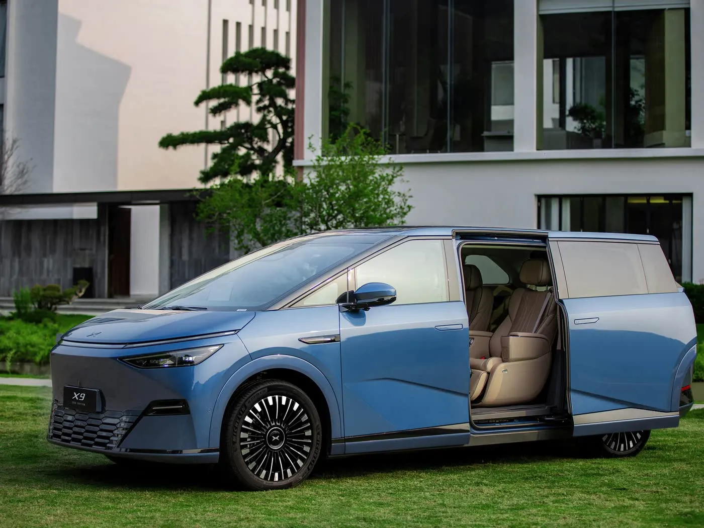 Xpeng X9 Uzun Menzilli MPV SUV Saf Elektrikli Sol Direksiyon Rekabetçi Fiyatlı Yeni Enerji Aracı