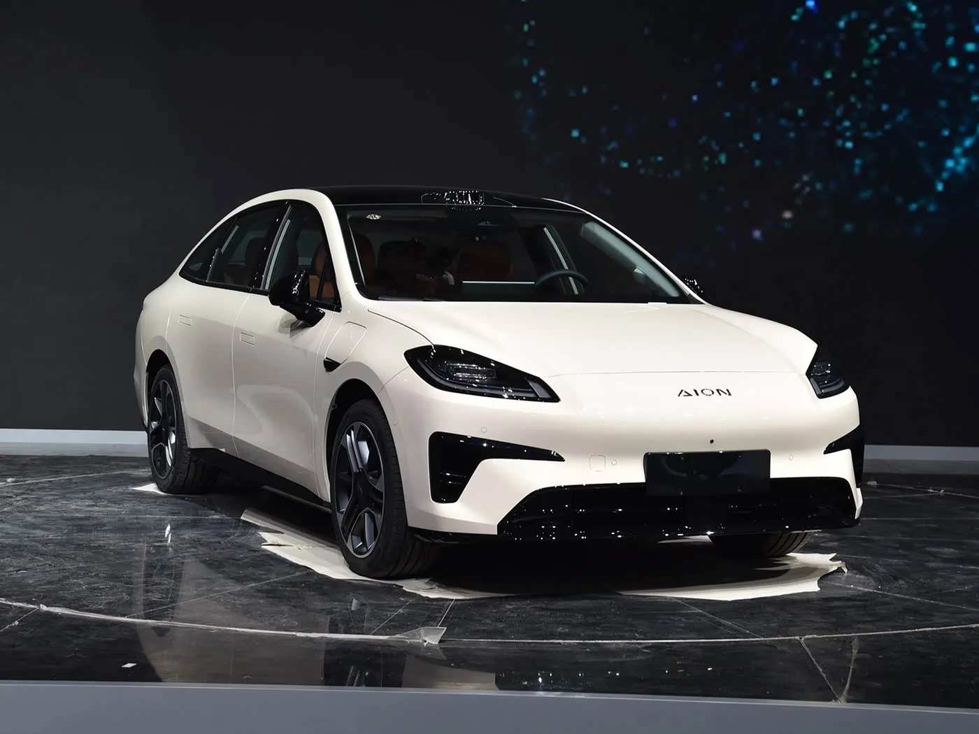 AION RT Elektrikli SUV Soldan Direksiyon Yüksek Hızlı EV Otomatik Vites Kutusu Hibrid Mini Seviye Sedan Yetişkinler için Yeni Enerji Aracı