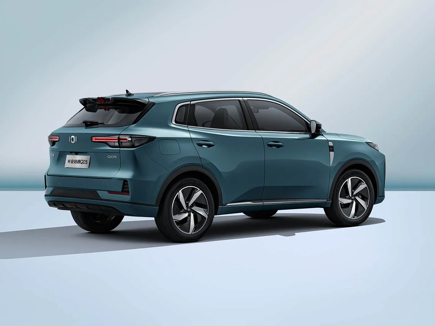 Changan NEVO Q05 Hibrit Elektrikli SUV Uzun Menzilli Otomatik Şanzıman 5 Kapılı 5 Koltuklu Deri İç Sol