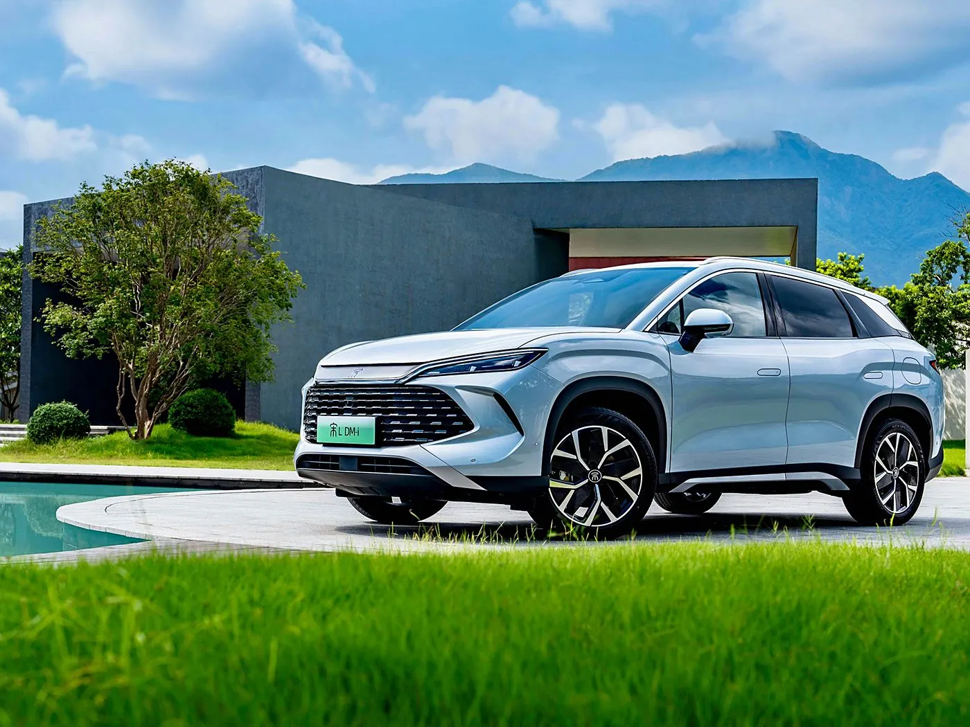 BYD Song L DM-i Kompakt PHEV SUV Uzun Menzilli, yüksek hızlı yeni enerji aracı DiPilot 2.0 Isıtmalı Koltuklar 360° Panoramik Kamera
