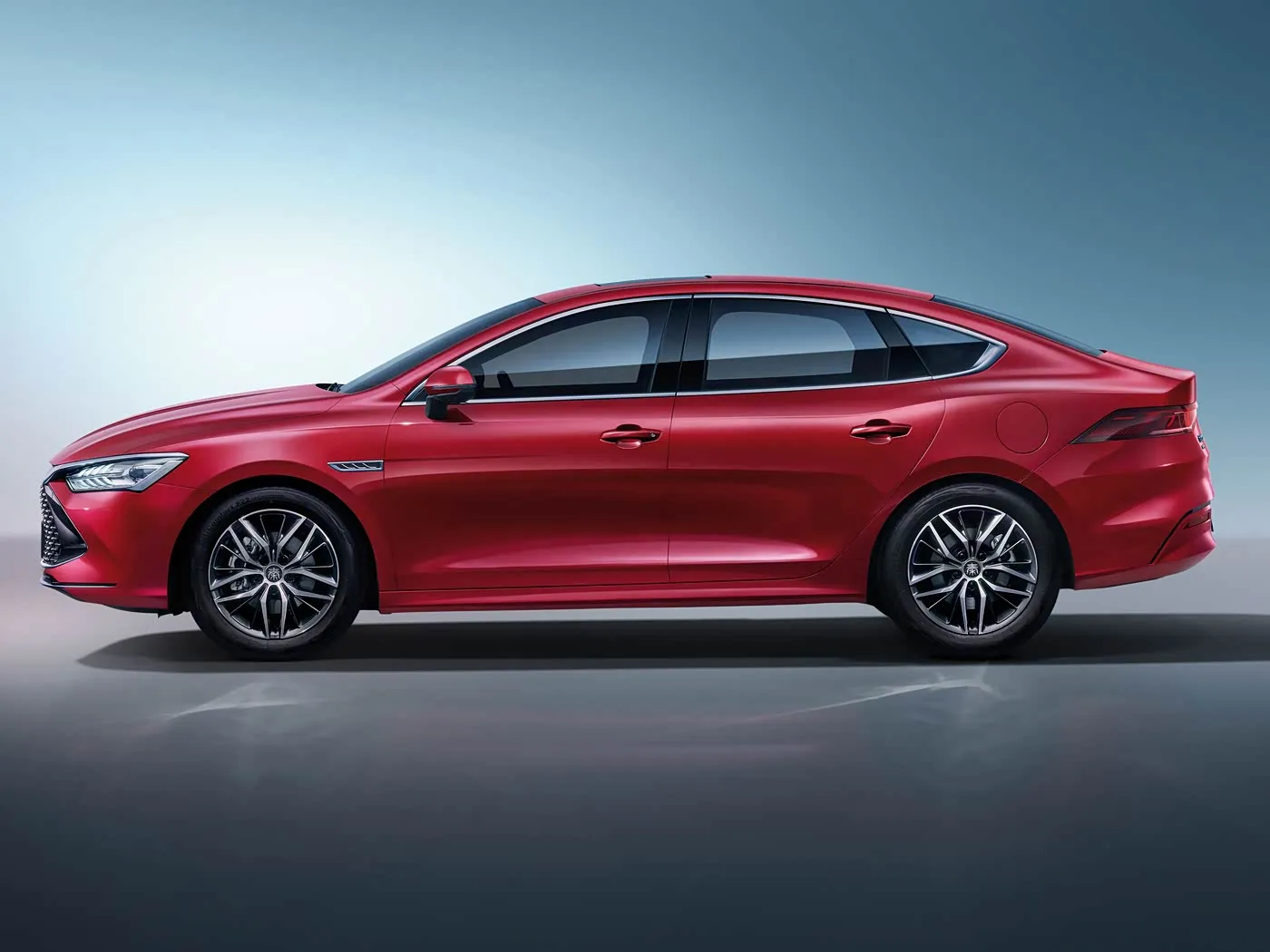 BYD Qing Plus Elektrikli SUV Hibrit Otomobil Yeni Enerji Aracı Geliştirilmiş EV Motor Sol Direksiyon Sedan Arama Motoru için Optimize Edilmiş