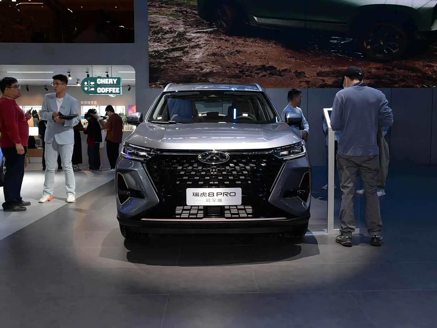 Chery Tiggo 8 Pro Lüks Aile SUV Otomatik Şanzıman Arka Kamera R18 Sol Benzin Koyu Deri Koltuklar Euro VI Emisyon AWD