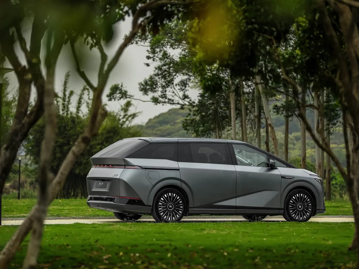Xpeng X9 Uzun Menzilli MPV SUV Saf Elektrikli Sol Direksiyon Rekabetçi Fiyatlı Yeni Enerji Aracı