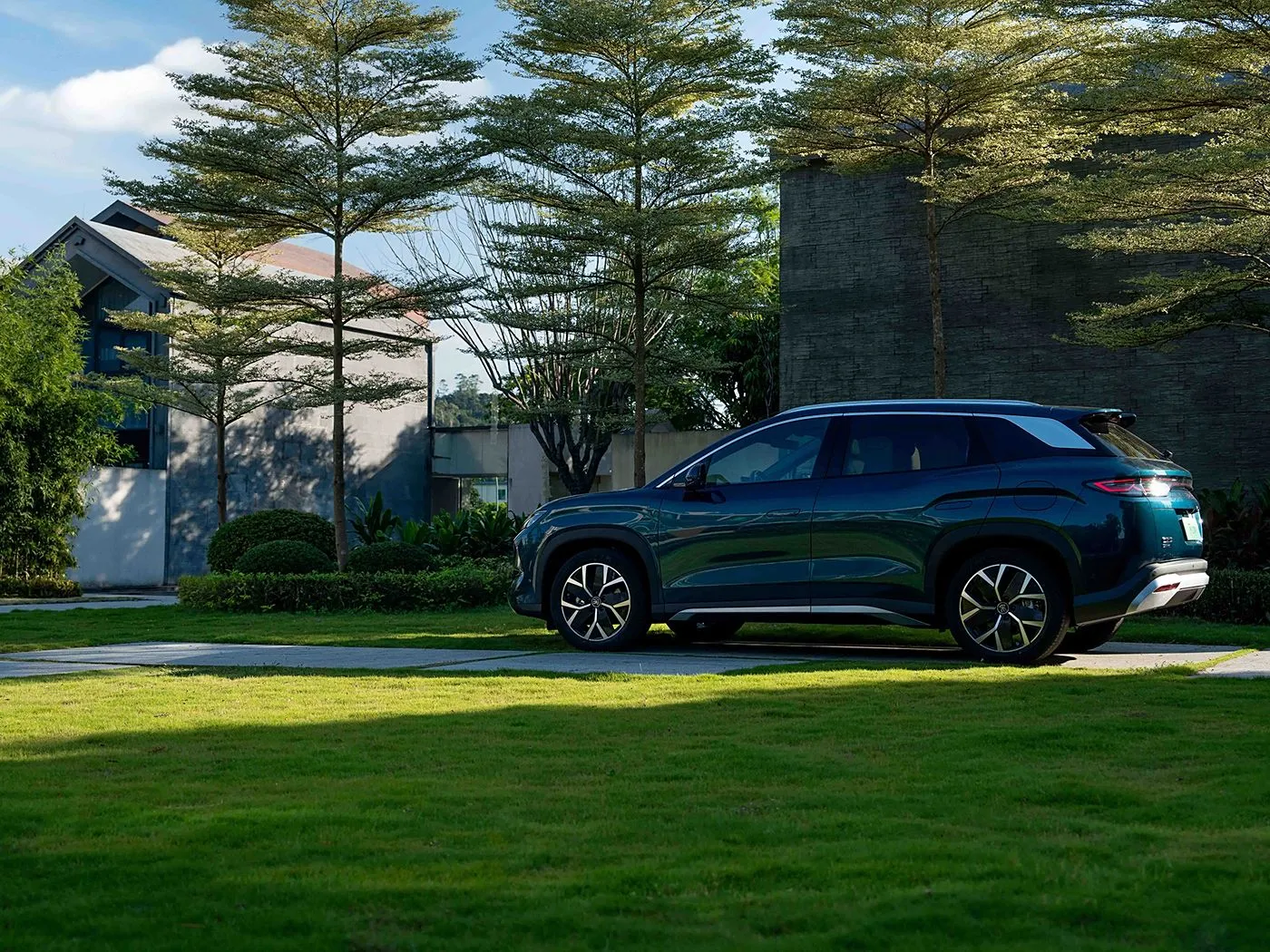 BYD Song L DM-i Kompakt PHEV SUV Uzun Menzilli, yüksek hızlı yeni enerji aracı DiPilot 2.0 Isıtmalı Koltuklar 360° Panoramik Kamera