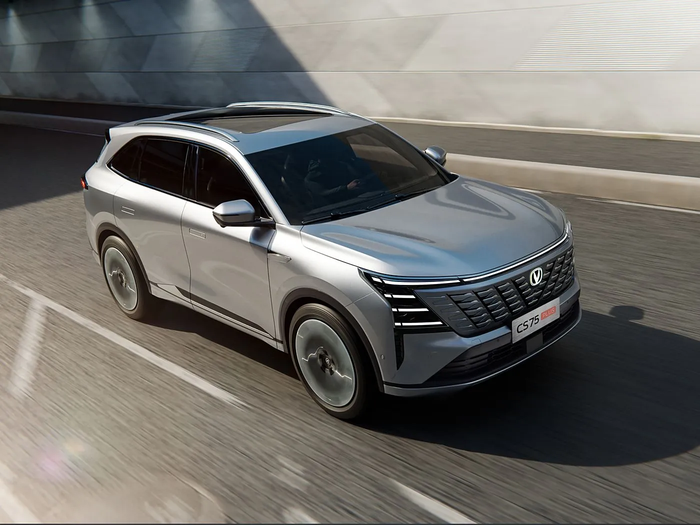 Changan CS75 PLUS 1,5T/2,0T L2,5 Assist, 15,6" Dokunmatik Ekran ve uzun dingil mesafesine sahip Kompakt SUV
