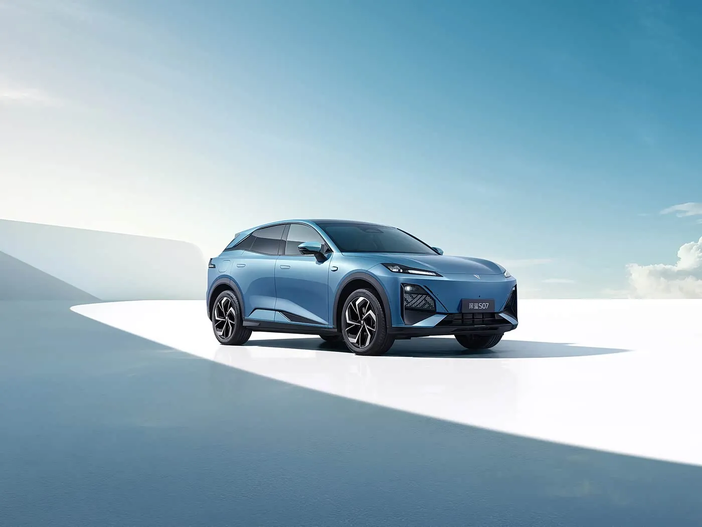 Deepal S07 yeni enerji aracı Premium SUV Genişletilmiş Menzilli/EV Uzun Menzilli Dingil Mesafesi 5 koltuk İnç Ekran